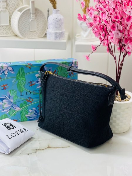 شنطة من Loewe قاعدة 22 سم مع بوكس - لون اسود