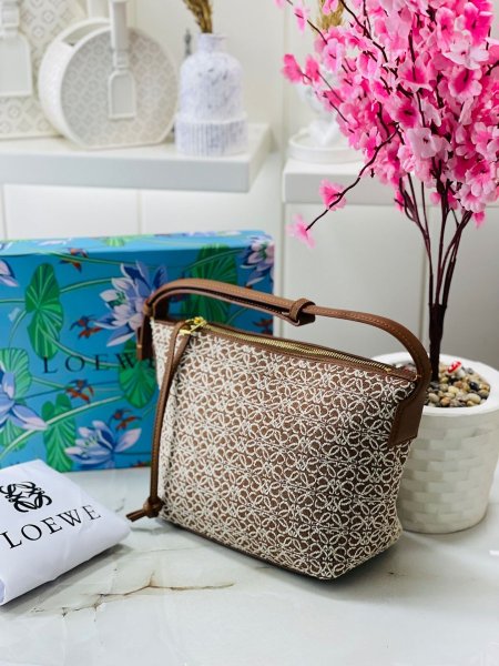 شنطة من Loewe قاعدة 22 سم مع بوكس - لون بيج