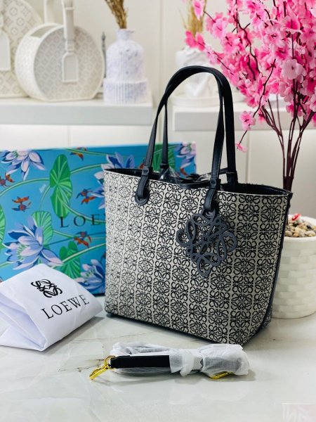 شنطة من Loewe قاعدة 23 سم مع بوكس - لون سكني