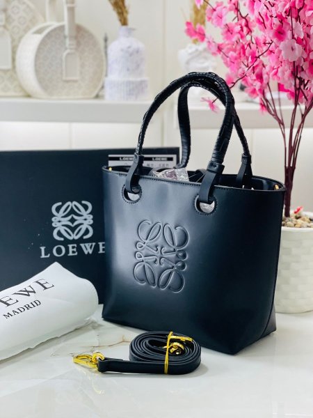 شنطة من Loewe قاعدة 23 مع بوكس - لون اسود