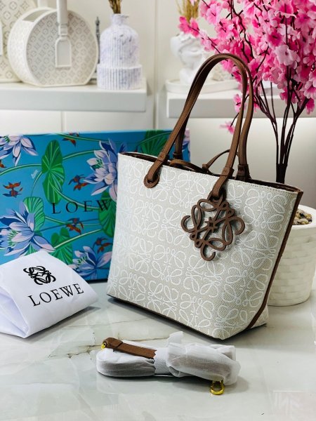 شنطة من Loewe قاعدة 23 سم مع بوكس - لون اوف وايت